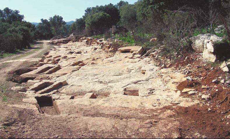 Η μία, στην κορυφή του υψώματος Σίδερο, έφερε στο φως τα πρώτα στοιχε