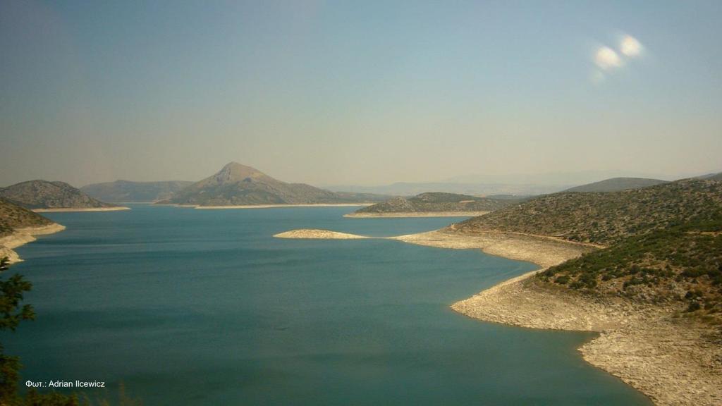 Το τοπίο. Η Υλίκη έχει σχήμα ακανόνιστο, με βραχώδεις όχθες που παρουσιάζουν έντονο οριζόντιο διαμελισμό και γεωμορφολογική σύσταση με πληθώρα καταβοθρών, ρηγμάτων και ρωγμών.