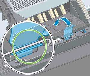 6. Βεβαιωθείτε ότι η μπλε λαβή κουμπώνει στο συρμάτινο βρόχο στην πίσω πλευρά του μηχανισμού μεταφοράς. 7. Χαμηλώστε τη λαβή και αφήστε την ηρεμήσει στο κάλυμμα του μηχανισμού μεταφοράς.