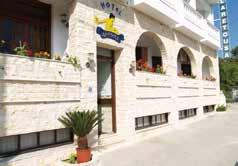 Το Hotel Aretousa απέχει λιγότερο από 5 λεπτά με τα πόδια από καταστήματα, ταβέρνες και νυχτερινή ζωή