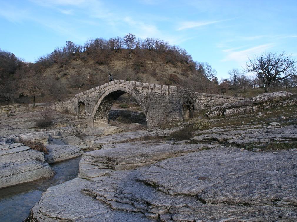 Γιάννινα κι η άλλη το Ζαγόρι η Τρίτη η μικρότερη μοιρολογάει και λέει: