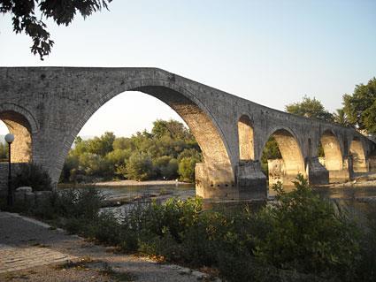 έστειλε μήνυμα με το πουλί στην αγαπημένη του γυναίκα να ετοιμαστεί αργά και να τους επισκεφτεί όσο πιο αργά γίνεται( αργά ντυθεί, αργά αλλαχτεί, αργά να πάει το γιόμα).