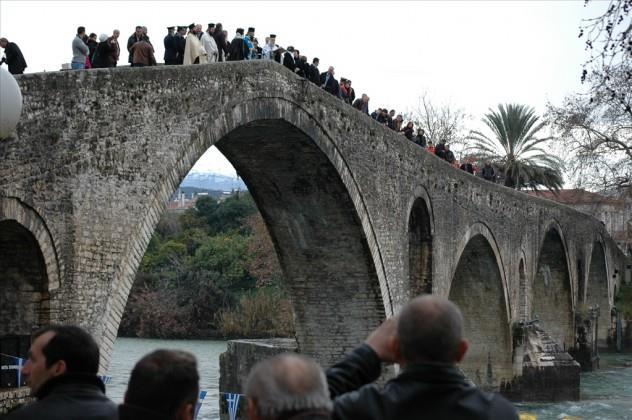 ολοκλήρωσαν το γεφύρι συνοδεύοντας με κατάρες το τουρκικό ασκέρι, αναπολώντας την αλλοτινή δόξα της φυλής που επί Μ.