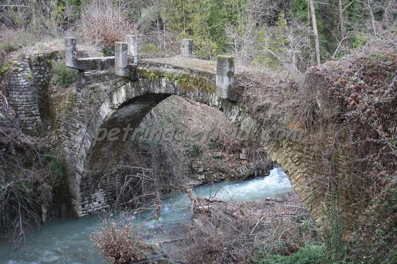 Βρίσκεται στην Άνω Καλεντίνη (νομός