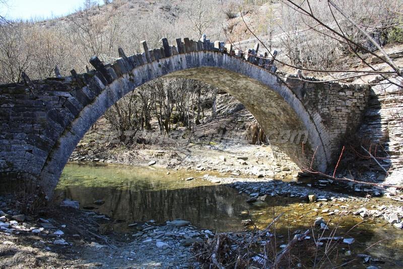 Το γεφύρι του Καπετάν Αρκούδα Κοντά στο χωριό Δίλοφο (πρώην Σοποτσέλι) του κεντρικού Ζαγορίου, στη τοποθεσία «Σκούρτη» βρίσκεται το γεφύρι του Αρκούδα.