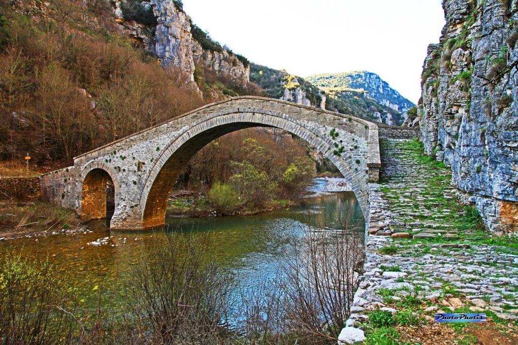 Πρόκειται ακριβώς για την κατασκευή που στην ντόπια αντίληψη ταπείνωσε τον ατίθασο ποταμό γεφυρώνοντάς τον.