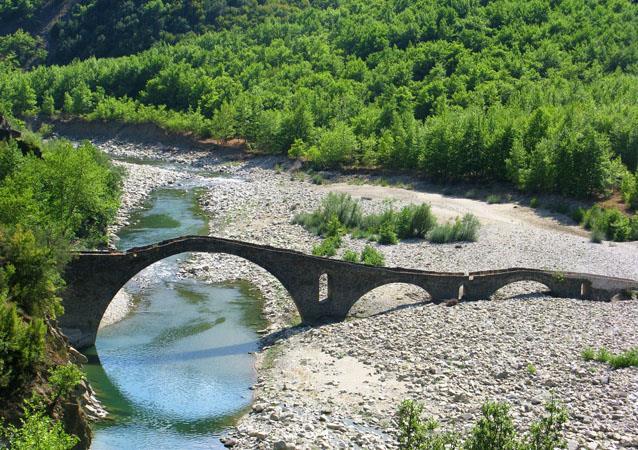 Κάποιες από αυτές τις παραδόσεις επιχειρούν να ερμηνεύσουν και το όνομα του γεφυριού, θεωρώντας ότι Παπαστάθης ήταν το όνομα του ηγούμενου.