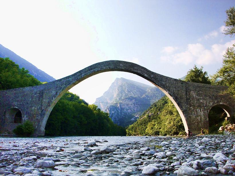 Πρόκειται για το μεγαλύτερο μονότοξο γεφύρι της Ελλάδας, έργο τζουμερκιωτών μαστόρων.