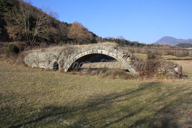 Το γεφύρι αυτό που είναι γνωστό ως «γεφύρι της Κυράς» πήρε την ονομασία του από την Πασίνα των Ιωαννίνων, τη σύζυγο του Χατζή Αχμέτ Πασά (Βαλή των Ιωαννίνων τη περίοδο 1720-36) και μητέρα του επίσης