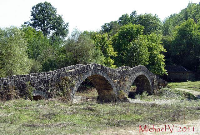 Το γεφύρι του Μύλου στο Ζαγόρι Ιωαννίνων Δίπλα από το γεφύρι βρίσκεται ο εκκλησιαστικός νερόμυλος στον οποίο και
