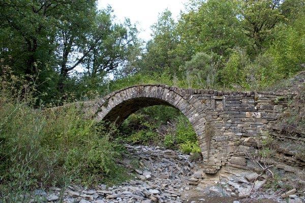 Ονομάστηκε έτσι από το γεγονός ότι στο ρέμα αυτό πνίγηκε ένας κάτοικος των Κήπων, που είχε το παρτσούκλι «Γιρομνιός», επειδή