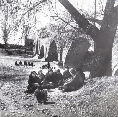 Του γεφυριού της Άρτας-Παραλλαγή από την Τερπνή Νιγρίτας Τερπνή Σερρών Ο Δήμος απεφάσισε γεφύρι για να χτίσει μι τετρακόσιους μάστουρις, μι χίλια μαστουρούδια.