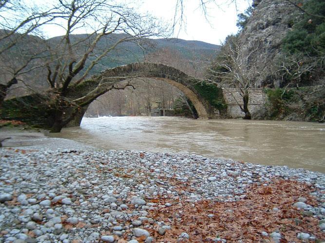 Το Γεφυράκι (παιδικό τραγούδι) Το γεφύρι είναι μικρό Είναι μικρό Είναι μικρό Το γεφύρι είναι μικρό Είναι