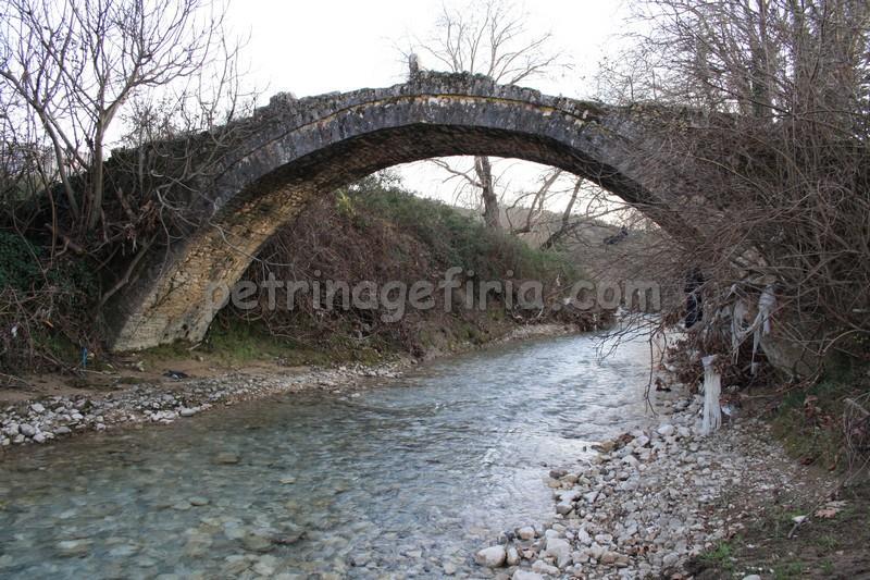 Μα τ Κολοκοτρώνη ο υγιός έφυγε από κοντά μας Ο Γέρος όμως του Μοριά και πάλι προσκυνάει την Παναγιά τη Δέσποινα για να μας βοηθάει.