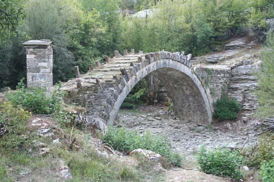 Για το θάνατο του οπλαρχηγού Καπετάν Αρκούδα «Τρεις περδικούλες κάθονταν ψηλά στο γερό Σμόλικα Η μια τηράει τη Λειβαδιά κι η άλλη τη Σαμαρίνα Η Τρίτη η μικρότερη μοιρολογάει και λέει: Τι είναι το