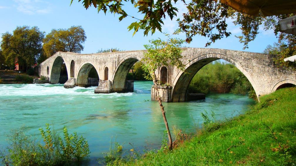 Μέσα από το θρύλο του γεφυριού της Άρτας, που έχει πανάρχαιες ρίζες και τον συναντάμε στην λαϊκή παράδοση και των άλλων Βαλκανικών χωρών για τα δικά τους γεφύρια, παρουσιάζεται ο αγώνας του ανθρώπου