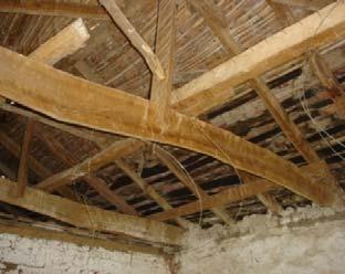 Η προτίμηση της τρίριχτης στέγης οφείλεται στην δημιουργία της αετωματικής απόληξης της