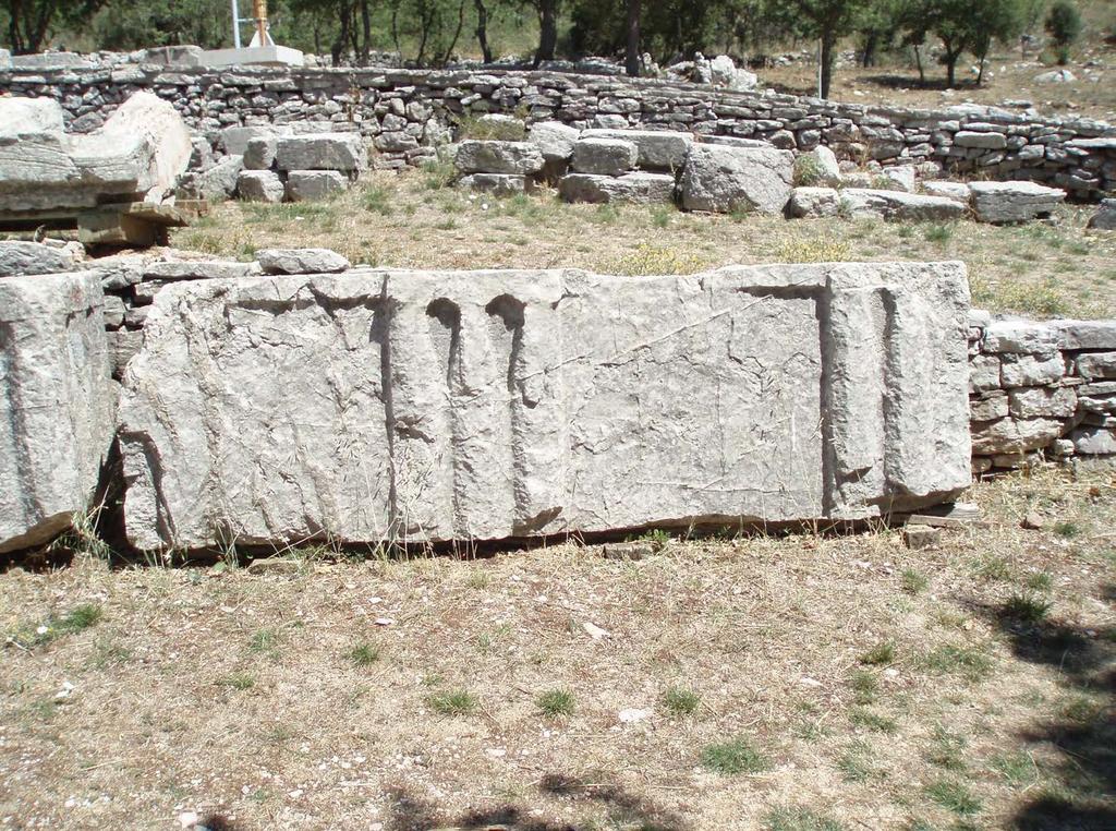 Επιστύλιο από τον αρχαιολογικό χώρο του ναού Επικούριου