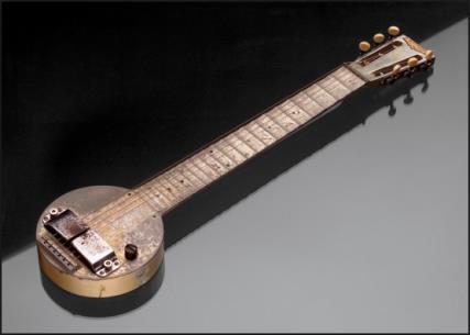 ηλεκτρική κιθάρα φθηνότερη και ελαφρύτερη σε σύγκριση με τις προηγούμενες κιθάρες, κατά τη δημιουργία των οποίων οι κατασκευαστές επένδυαν αρκετά στην ποιότητα και στον όγκο του ξύλου.