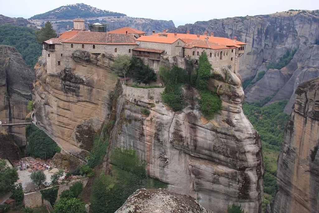 Στα παλιά χρόνια η πρόσβαση στη Μονή γινόταν με ανεμόσκαλες και από τον Πύργο (στα 1520), όπου δέσποζε ο εξώστης με το Δίχτυ, που το χρησιμοποιούν ακόμη και σήμερα για να μεταφέρουν πράγματα και πότε