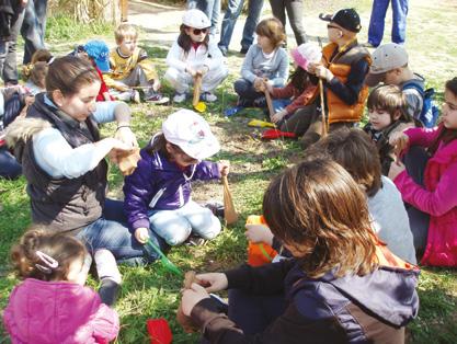 Η προσέγγιση των θεμάτων γίνεται μέσα από τα μονοπάτια της δημιουργικής έκφρασης και του βιωματικού παιχνιδιού. Αριστερά, κατασκευάζουμε πράσινες φατσούλες. ΘΕΜΑΤΙΚΕΣ: Τα λαχανικά μας.