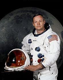 γύρω από τη Γη Ο Νηλ Ώλντεν Άρμστρονγκ ήταν Αμερικανός αστροναύτης, πιλότος και