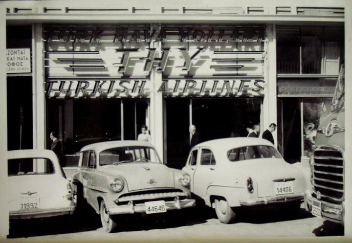 Αθήνα δέκ. 50. Από δεξιά Simca Aronde, Opel Rekord Caravan, Ford Anglia.