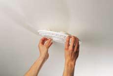 Výrobok ideálny na prekrytie starých tapiet zo skleného plátna. Pri vypĺňaní veľkých otvorov namiešajte výrobok POLY-R na hustotu tmelu, aby ste obmedzili zmraštenie pri schnutí.
