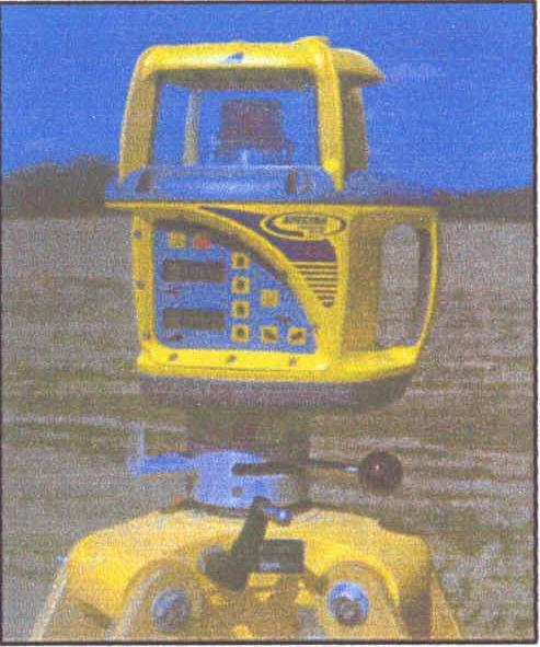 Λήπτης laser (Caterpillar Product Information, 2003) 3. Ηλεκτρονικός ιστός (Electric Mast,EM 400-C) Οι ηλεκτρονικοί, προσαρμοσμένοι και βιδωμένοι πάνω στο μηχάνημα τηλεσκοπικοί ιστοί (Εικ.