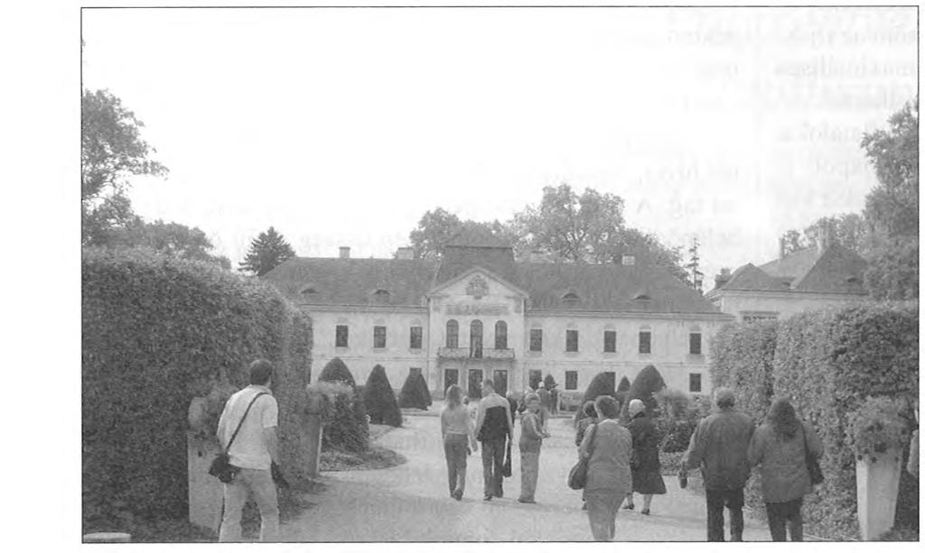 Nem volt könnyű otthagyni a jó hangulatú helyiséget, de az idő előrehaladt és még várt ránk a városnézés. A rövid sétán Sopron legfontosabb AX. és a XX.