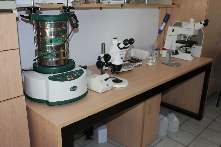 Figure 20a. Seed Bank material study. Εικόνα 20β. Μικροσυσκευές για την Τράπεζα Γενετικού Υλικού. Figure 20b. Seed Bank lab equipment. i.