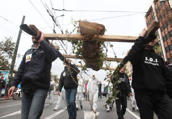 αστυνομικός προϊστάμενος δε θεώρησε απαραίτητο να επιβεβαιώσει πριν διατάξει επίθεση, αν και το αστυνομικό μέγαρο απέχει μόλις 100 μέτρα από το Δημαρχείο - και την απαίτηση του Δημάρχου Αριστοτέλη κ.