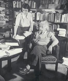 Ο Αϊνστάιν με τη μόνιμη γραμματέα του Helen Ducas. Μετά το θάνατό του υπήρξε διαχειρίστρια τής διαθήκης και των αρχείων του.