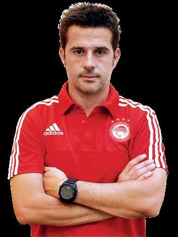 ΟΜΑΔΑ ΟΜΑΔΑ match programme 6 Μάρκο Αλεξάντρ Σαράιβα ντα Σίλβα ή πιο σύντομα «Μάρκο Σίλβα». Ο 37χρονος προπονητής (12 Ιουλίου 1977) γεννήθηκε στην Λισσαβώνα της Πορτογαλίας.