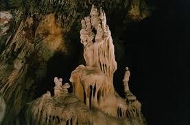 Σπήλαιο «Κουτούκι» Παιανίας Αττικής Το Σπήλαιο εντάσσεται στο υπόγειο καρστικό σύστημα του Υμηττού. Η δημιουργία του οφείλεται στην υψηλή διαλυτότητα των ασβεστόλιθων στο νερό της βροχής.