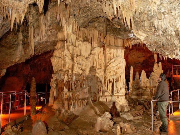 Σπήλαιο «Κουτούκι» Παιανίας Αττικής Η φυσική ομορφιά του σπηλαίου και η μικρή απόστασή του από την Αθήνα συντέλεσε στην τουριστική του αξιοποίηση κατά τη δεκαετία του '60.