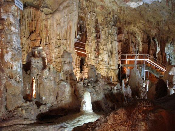 Σπήλαιο Πετραλώνων Χαλκιδικής Το καταστόλιστο με σταλαγμίτες και σταλακτίτες Σπήλαιο Πετραλώνων, σχηματίστηκε σε υψόμετρο περίπου 300 μέτρα από το επίπεδο της θάλασσα Οι συστηματικές ανασκαφές του