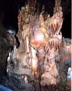 Σπήλαιο Πετραλώνων Χαλκιδικής Η είσοδος του σπηλαίου είναι ένα τεχνητό τούνελ 100 περίπου μέτρων, που διανοίχτηκε μέσα σε επιχώσεις, οι οποίες λόγω διάβρωσης της πλαγιάς τού βουνού έχουν επικαλύψει