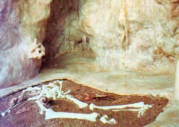 Σπήλαιο Πετραλώνων Χαλκιδικής Πιστή αναπαράσταση,του Μαυσωλείου, του χώρου που βρέθηκε ο Αρχάνθρωπος, η οποία βρίσκεται στο ανθρωπολογικό μουσείο των Πετραλώνων(το κρανίο του κολλημένο στον βράχο και