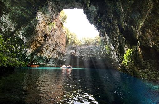 Τα σπήλαια της Ελλάδας Η ελληνική γη είναι διάσπαρτη από σπήλαια, των οποίων ο αριθμός τους υπερβαίνει τις 8.500.