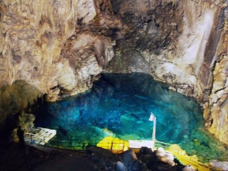 Σπήλαιο «Αλεπότρυπα» Διρού Μάνης: γενική άποψη της λίμνης Στην παραλία και λίγα μέτρα πιο πάνω