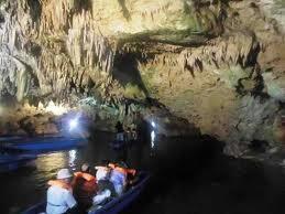 Σπήλαιο «Αλεπότρυπα» Μάνης Το στόμιο του σπηλαίου βρίσκεται λίγες δεκάδες μέτρα από τη θάλασσα. Ανακαλύφτηκε τυχαία το 1958, από το κ.