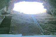 Ιδαίον Άντρον Κρήτης Η μεγάλη του είσοδός του είναι πάνω στο ρήγμα ενώ και εσωτερικά του σπηλαίου εμφανίζονται παράλληλες επιφάνειες του ρήγματος.