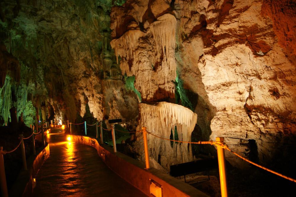 Σπήλαιο Αλιστράτης Σερρών Το σπήλαιο «Αλιστράτης» Σ ερρών βρίσκεται περί τα 50 χλμ. Ν.Α. των Σερρών, 25 χλμ. Ν.Δ. της Δράμας και τα 55 χλμ. Β.Δ. της Καβάλας.