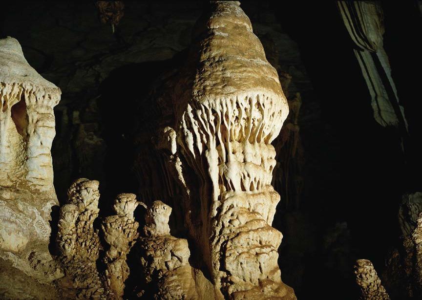 Σπήλαιο «Αλιστράτης» Σερρών Θεωρείται ένα από τα ωραιότερα και μεγαλύτερα της Ελλάδος, πιθανόν και της Ευρώπης, όπου η φύση θέλησε να δείξει τη μεγαλύτερη δύναμη της δημιουργίας στολισμών και