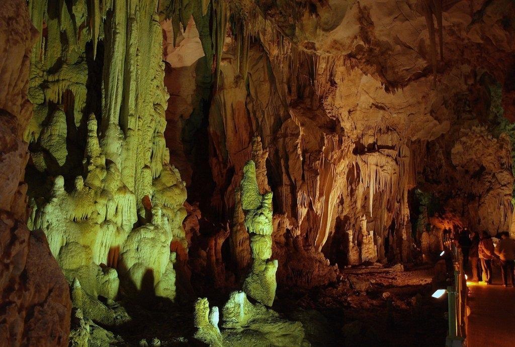 Σπήλαιο Αλιστράτης Σερρών Διάκοσμος Το σπήλαιο περιέχει πλούσιο λιθωματικό διάκοσμο, που διακρίνεται για την ομορφιά του και την ποικιλία των σπηλαιοαποθέσεων.