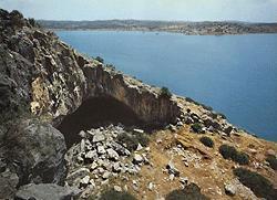 Φράγχθι Ερμιονίδος Άποψη του σπηλαίου από τη θάλασσα Το σπήλαιο Φράγχθι βρίσκεται στην ακτή της νότιας Αργολίδας, στον κόλπο της Κοιλάδας, σε υψόμετρο 12 μέτρων από τη σημερινή θαλάσσια στάθμη.