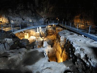 Σπήλαιο «Θεόπετρας» Θεσσαλίας Εσωτερικό του σπηλαίου Η είσοδος του σπηλαίου είναι αψιδωτή με διαστάσεις 17 x 3 μέτρα, και επιτρέπει στο φυσικό φως να εισέρχεται άπλετα στο εσωτερικό του ( Ο κύριος
