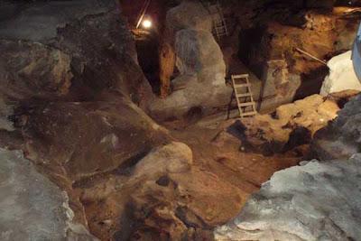 Σπήλαιο «Θεόπετρας» Θεσσαλίας Η ανασκαφή εντός του σπηλαίου Το σπήλαιο αυτό είναι το πρώτο που ανασκάπτεται στη Θεσσαλία και το μόνο μέχρι στιγμής σε όλη την Ελλάδα με συνεχείς ανθρωπογενείς