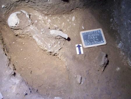 Σπήλαιο «Θεόπετρας» Θεσσαλίας Μεσολιθική ταφή ελλιπής στο κάτω τμήμα, τα χέρια διπλωμένα κάτω από το κεφάλι σε στάση ύπνου, χρονολογημένη στα 7586-7384 π.